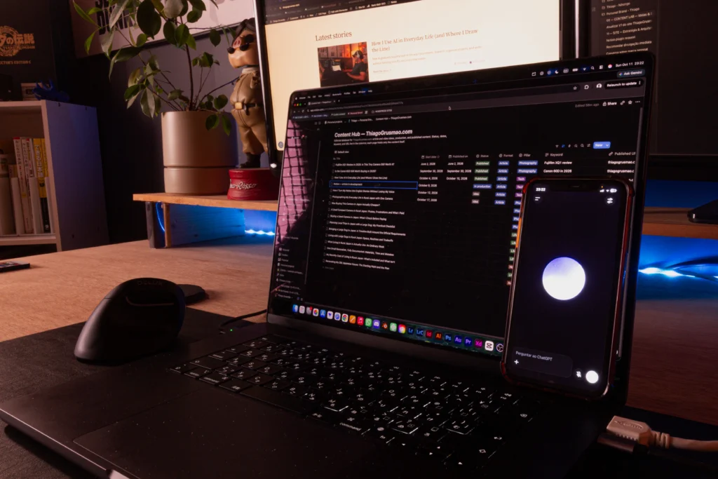 Thiago's desk workspace used to organize his Notion Second Brain.